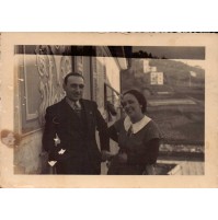 - 1936 FOTOGRAFIA DI COPPIA DI CONIUGI SUL BANCONE - GENOVA SESTRI -
