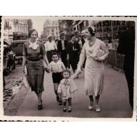 - FOTO DEL 1935 - FAMIGLIA FOTOGRAFATI IN STRADA A BUCAREST - FOTOGRAFO -