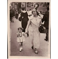 -- FOTO DEL 1936 - FAMIGLIA FOTOGRAFATA IN STRADA DI BUCAREST - FOTOGRAFO --