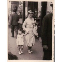 - FOTO DEL 1936 - MAMMA E FIGLIA FOTOGRAFATA IN STRADA A BUCAREST - FOTOGRAFO -