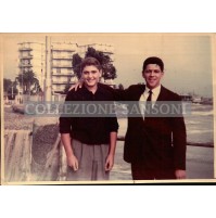 - FOTO DEL 1961 - COPPIA DI AMICI AD ALBENGA - ZONA MARE 