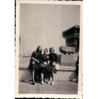 1930ca FOTO DI GRUPPO DI AMICHE DAVANTI A FONTANA