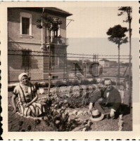 1933 - FOTO DI MARITO E MOGLIE IN GIARDINO AD ALESSANDRIA    C9-1162