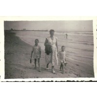 1948 - FOTOGRAFIA CON COPPIA DI BAMBINI E MAMMA IN SPIAGGIA A CESENATICO --