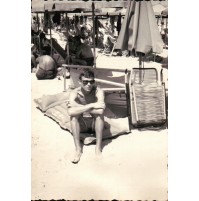 1950ca FOTO DI RAGAZZO IN SPIAGGA A PESARO   32-203