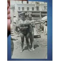 1955 - FOTO DI COPPIA DI CONIUGI AD ALASSIO - MUTANDONI E CAPPELLO DA MARINAIO 