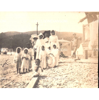 ALASSIO 1904 - GRUPPO DI DONNE CON BAMBINI IN RIVA AL MARE --