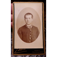 ANTICA FOTO CARTONATA FINE 1800 - RAGAZZO IN DIVISA SCOLASTICA O MILITARE -