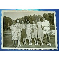 BELLA FOTO DEL 1942 GRUPPO DI RAGAZZE E TENNISTA IN CAMPO DA TENNIS 