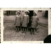 FOTO ANNI '30 - BAMBINE VESTITE UGUALI FORSE IN COLLEGIO O COLONIA MARINA - 