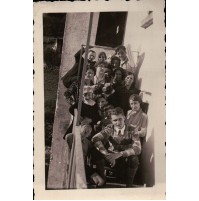 FOTO ANNI '30 - GRUPPO DI AMICI O FAMIGLIARI SU BALCONE TERRAZZO TERRAZZINO