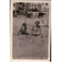 FOTO ANNI 30 -  RAGAZZA E BAMBINA IN SPIAGGIA IN RIVA AL MARE DI ALASSIO -