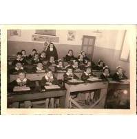 FOTO ANNI 50 - CLASSE SCOLASTICA SCUOLA ALUNNI IN CLASSE CON MAESTRA SUORA -