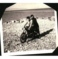 FOTO ANNI '50 - COPPIA DI RAGAZZI SU MOTOCICLETTA - AL MARE IN LIGURIA - 