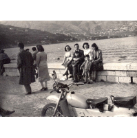 FOTO ANNI '50 - GRUPPO DI FAMIGLIA AL LAGO CON MOTOCICLETTA IN PRIMO PIANO