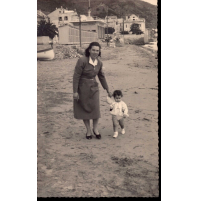 FOTO ANNI '50 - MAMMA E FIGLIA A LAIGUEGLIA -