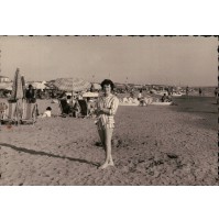 FOTO ANNI '50 - RAGAZZA IN SPIAGGIA CON VESTITO A RIGHE - 