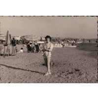 FOTO ANNI '50 - RAGAZZA IN SPIAGGIA CON VESTITO A RIGHE - 