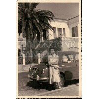 FOTO ANNI '50 - SIGNORA DAVANTI A AUTOMOBILE VINTAGE A DIANO MARINA - 