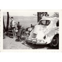 FOTO ANNI '60 - BAMBINO CON VW MAGGIOLONE MAGGIOLINO E MOTOCICLETTA