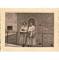 FOTO ANNI '60 - COPPIA DI AMICHE STUDENTESSE IN CENTRO STORICO DI ALBENGA