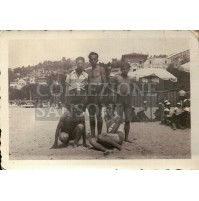 FOTO DEGLI ANNI '30 - GRUPPO DI RAGAZZI IN SPIAGGIA A FINALE LIGURE - 