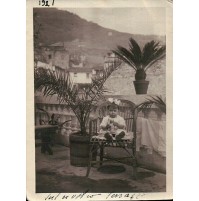 FOTO DEL 1921 - BAMBINA FOTOGRAFATA SU POLTRONA SUL TERRAZZO DI CASA - 