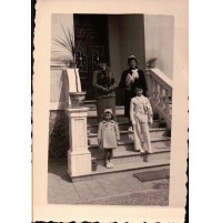 FOTO DEL 1930/40 - FAMIGLIA BENESTANTE FOTOGRAFATA SULLE SCALE 