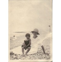 FOTO DEL 1930ca - FOTO DI MAMMA E FIGLIA AL MARE IN SPIAGGIA -