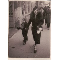  FOTO DEL 1936 - FAMIGLIA FOTOGRAFATA IN STRADA DI BUCAREST - FOTOGRAFO --