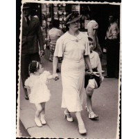FOTO DEL 1936 - MAMMA E FIGLIA FOTOGRAFATA IN STRADA A BUCAREST - FOTOGRAFO -