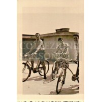 FOTO DEL 1943 - RAGAZZI CON LE LORO BICICLETTE AD ALASSIO -  (C13-497)