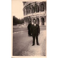 FOTO DEL 1953 - TURISTA A ROMA DAVANTI AL COLOSSEO - 
