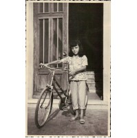 FOTO DEL 1958 ALBENGA - BAMBINA CON LA SUA BICICLETTA -