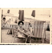 FOTO DEL 1961 - BELLA RAGAZZA IN SPIAGGIA AL MARE - 