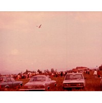 FOTO DEL 1970ca - MANIFESTAZIONE AEROMODELLISTI + AUTO D'EPOCA FIAT