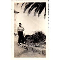 FOTO DI ALASSIO DEL 1930ca - RAGAZZA IN POSA davanti a casa -