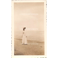 FOTO DI ALASSIO DEL 1930ca - ragazza in riva al mare -