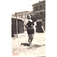 FOTO DI ALASSIO DEL 1931 - RAGAZZA IN POSA SULLA SPIAGGIA -