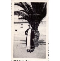 FOTO DI ALASSIO DEL 1933 - RAGAZZA DAVANTI A PALMA -