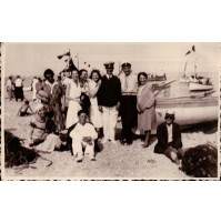 FOTO DI GRUPPO IN RIVA AL MARE CON BARCHE - 1930ca -