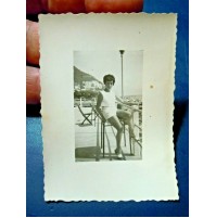FOTO DI RAGAZZA AL MARE SU LUNGOMARE - ANNI '50