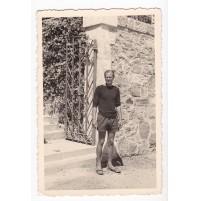 FOTO DI RAGAZZO IN SPIAGGIA AD ALASSIO DAVANTI AD HOTEL 1950 23-75