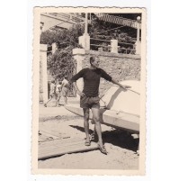 FOTO DI RAGAZZO IN SPIAGGIA AD ALASSIO DAVANTI AD HOTEL 1950 23-76