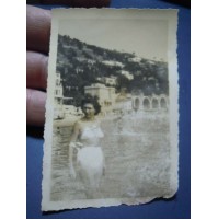 FOTO DI SIGNORA AD ALASSIO - SULLO SFONDO STRADA PONTE IN COSTRUZIONE 