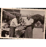 FOTO DI SIGNORE CHE ACQUISTA LA FRUTTA IN STRADA - 1940ca
