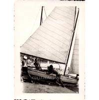 FOTO SCATTATA AD ALASSIO 1930ca - barca a vela ormeggiata in spiaggia -