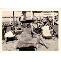 FOTO TURISTA IN ADRIATICO - IN SPIAGGIA STABILIMENTO BAGNI MARIO 1950ca C11-695