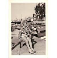 FOTO TURISTA IN ADRIATICO VICINO A BARCHE / DARSENA - 1950ca C11-692