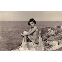 FOTOGRAFIA ANNI '50 - BAMBINA SUGLI SCOGLI AL MARE --- ALBEGA ---